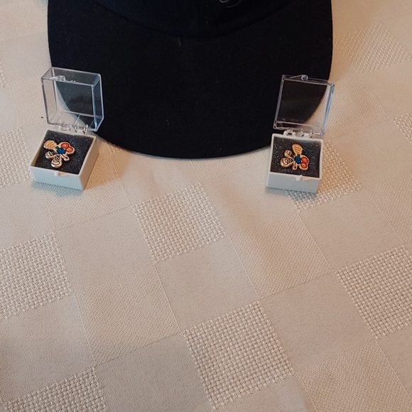 Very Rare enamel pins (2) movie camera on tripod - Picture 9 of 10